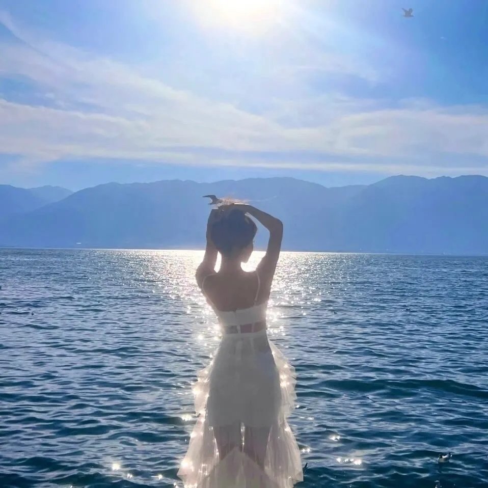 三个摩登女性